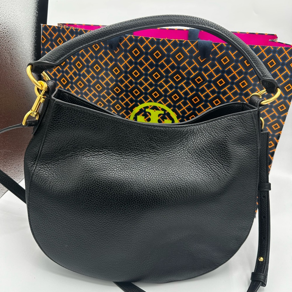 Tory Burch Carson Hobo Crossbody Bag Black Pebbled Leather Gold Logo Very EUC - Picture 2 of 4